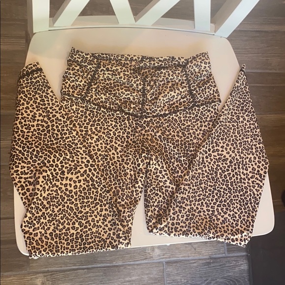 Leaport print crop leggings and matching top - Picture 8 of 9